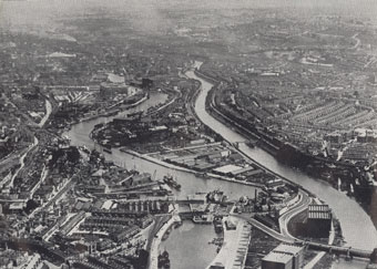 Aerial view of the Avon and the New Cut in the 1930s, with Bedminster to the right of the picture.